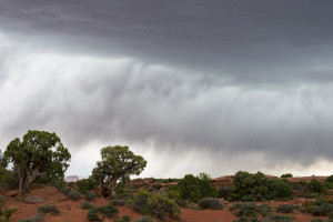 do Canyonlands přichází bouřka