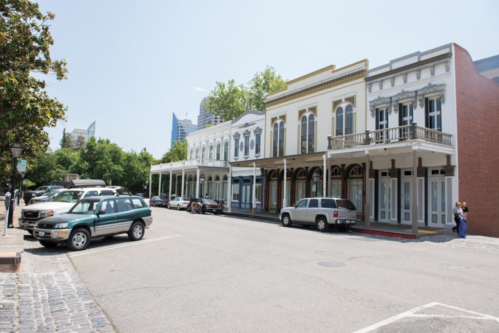 staré a na pozadí nové Sacramento, Kalifornie