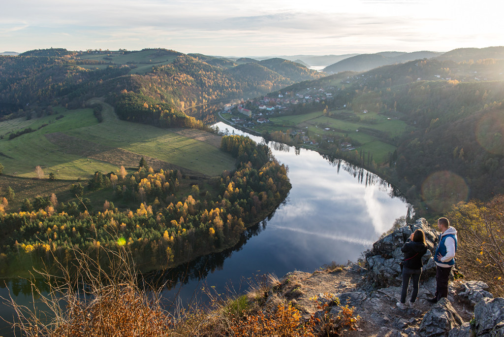 Solenický meandr na pozadí s přehradní nádrží Orlík