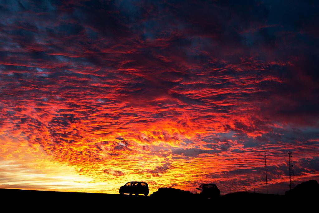 israel-mizpe-ramon-mindblowing-sunset-two-cars-fantastic-color-red-and-yellow