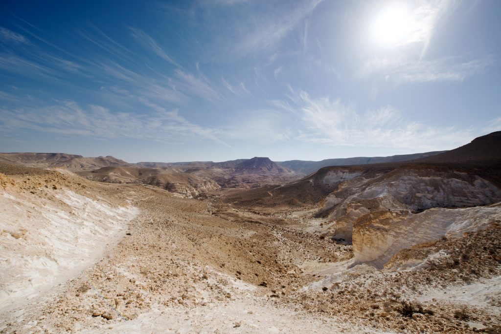 israel-negev-desert-en-akev-plain-view-blue-sky-wide-white-cirrus-clouds