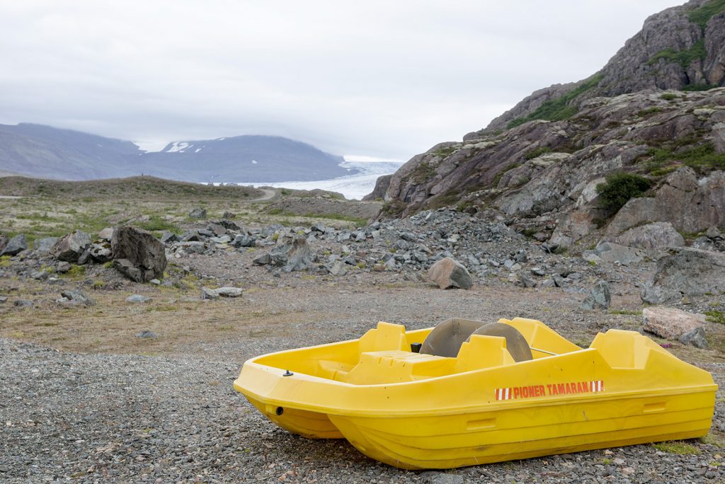 boat-by-hoffelsjokull-iceland