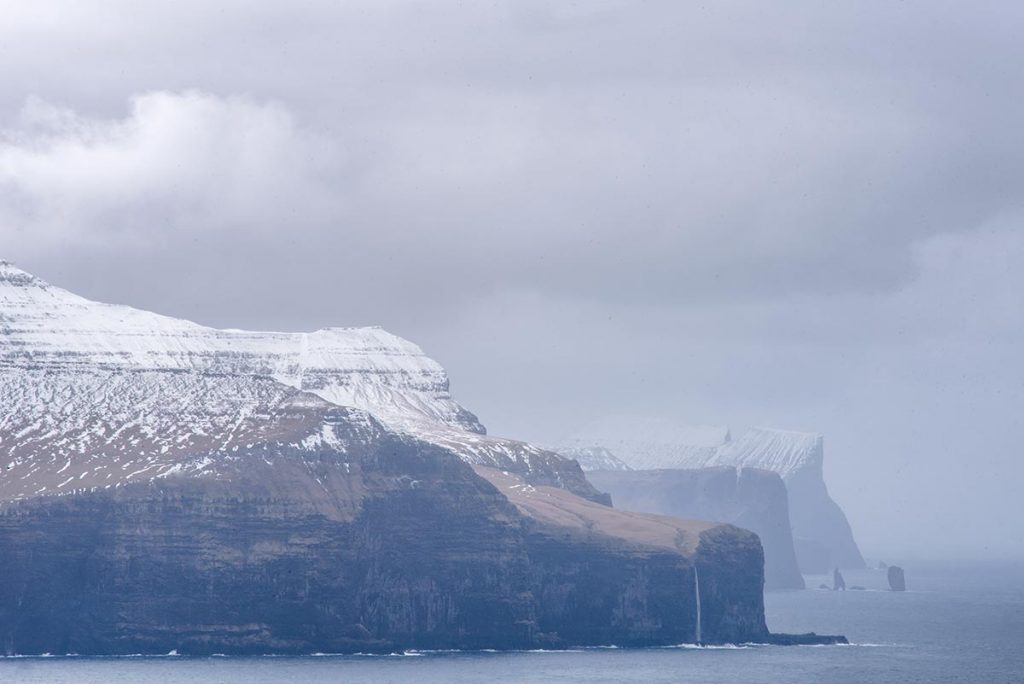 Vyhlídka na ostrovy Streymoy, Eysturoy se skalisky Risin a Kellingin
