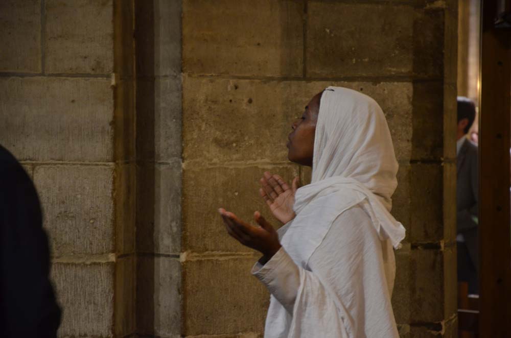 odpoledni modlitba v parizske notre dame