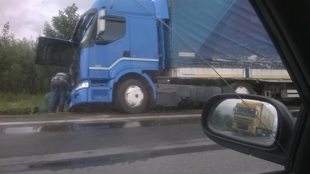 dva kamiony v prikopu polsko