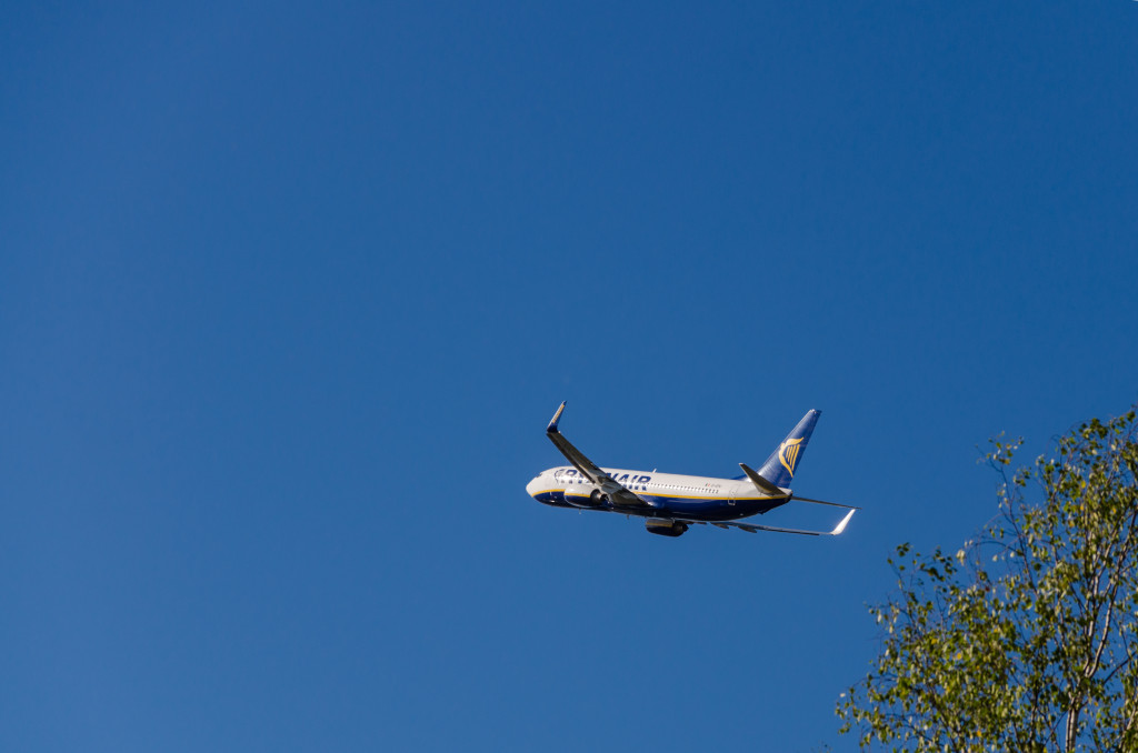 Boeing 737 společnosti Ryanair při odletu na letiští Oslo - Rygge