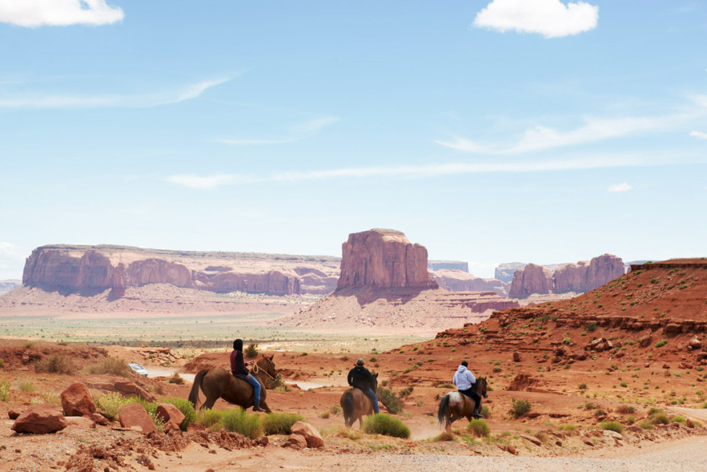 Navajové v Monument Valley