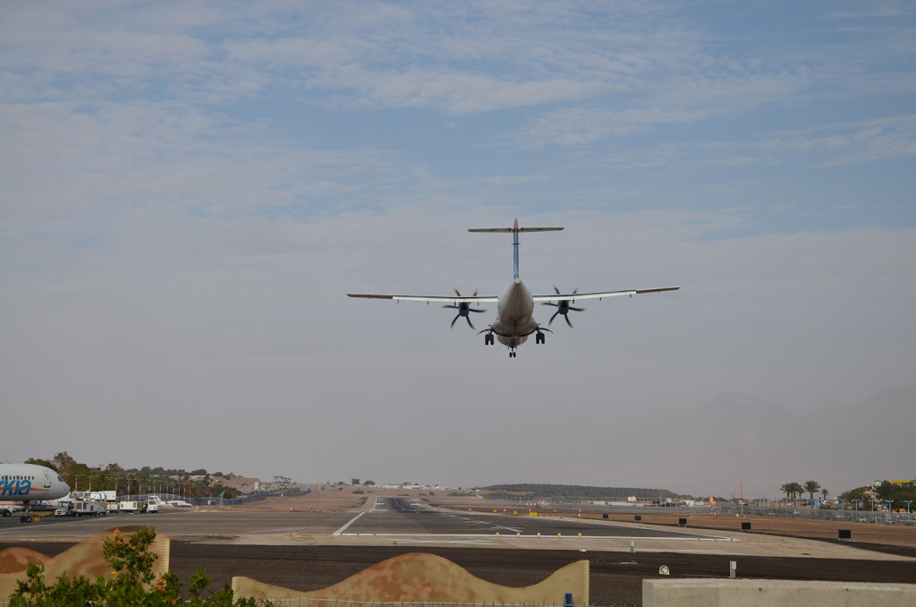 ATR 72 společnosti Arkia přistává na dráhu 03, Eilat, Izrael