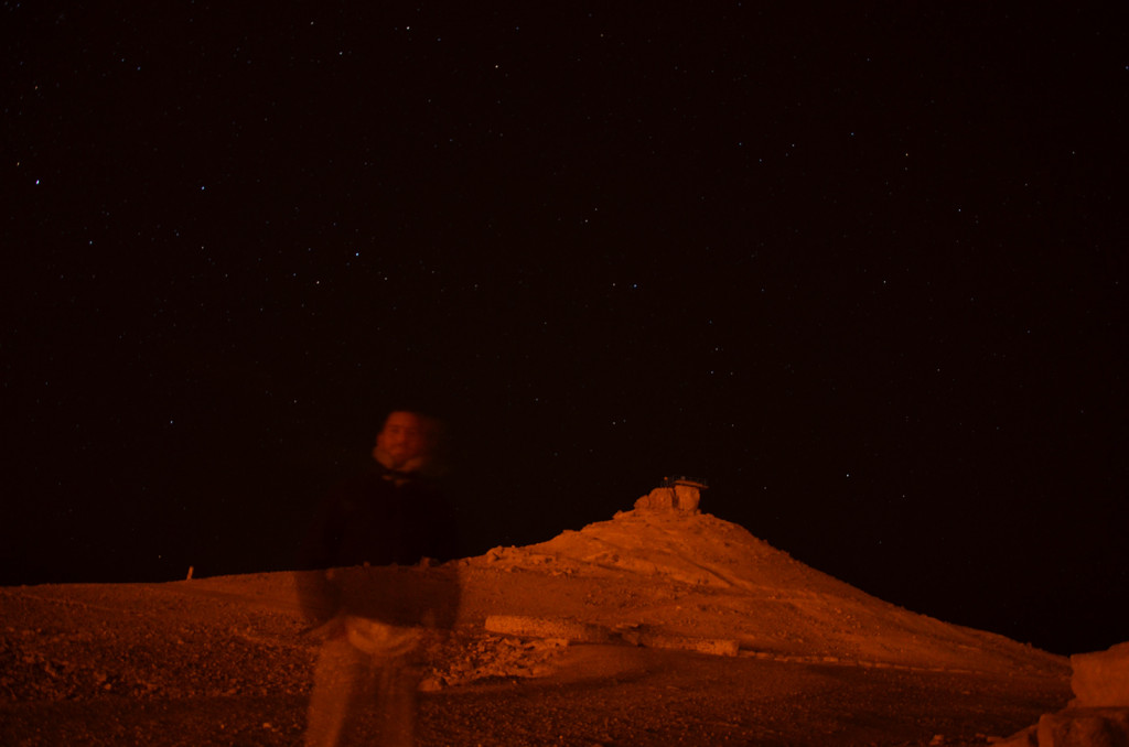 autoportrét na pozadí s Velbloudí hrou, Mitzpe Ramon, Izrael