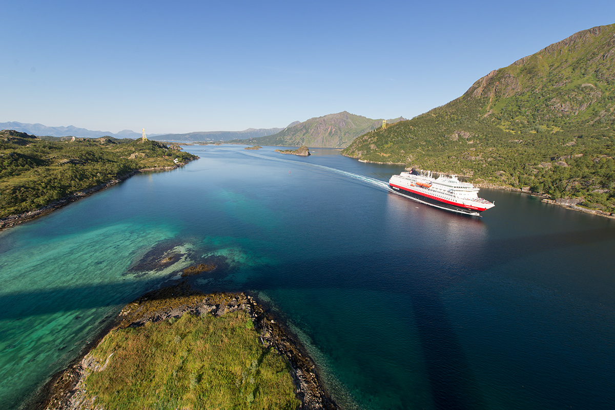 loď Hurtigruta z mostu Raftsundbrua