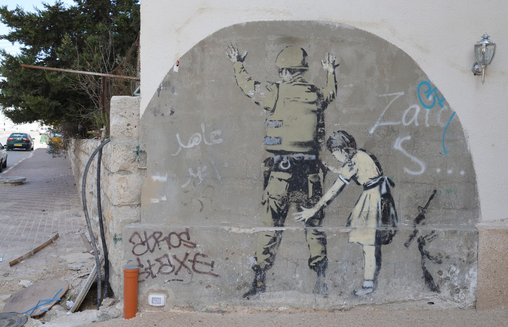 Dívka a voják v podání Banksyho, Betlém, západní Břeh