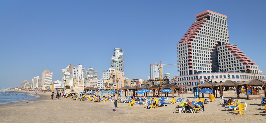pláž poblíž budovy Opera, Tel-Aviv, Izrael