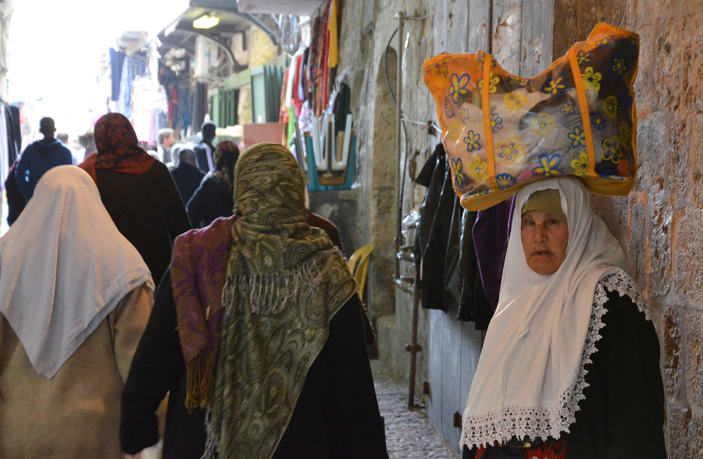 arabská žena v uličkách starého města Jeruzalém, Izrael