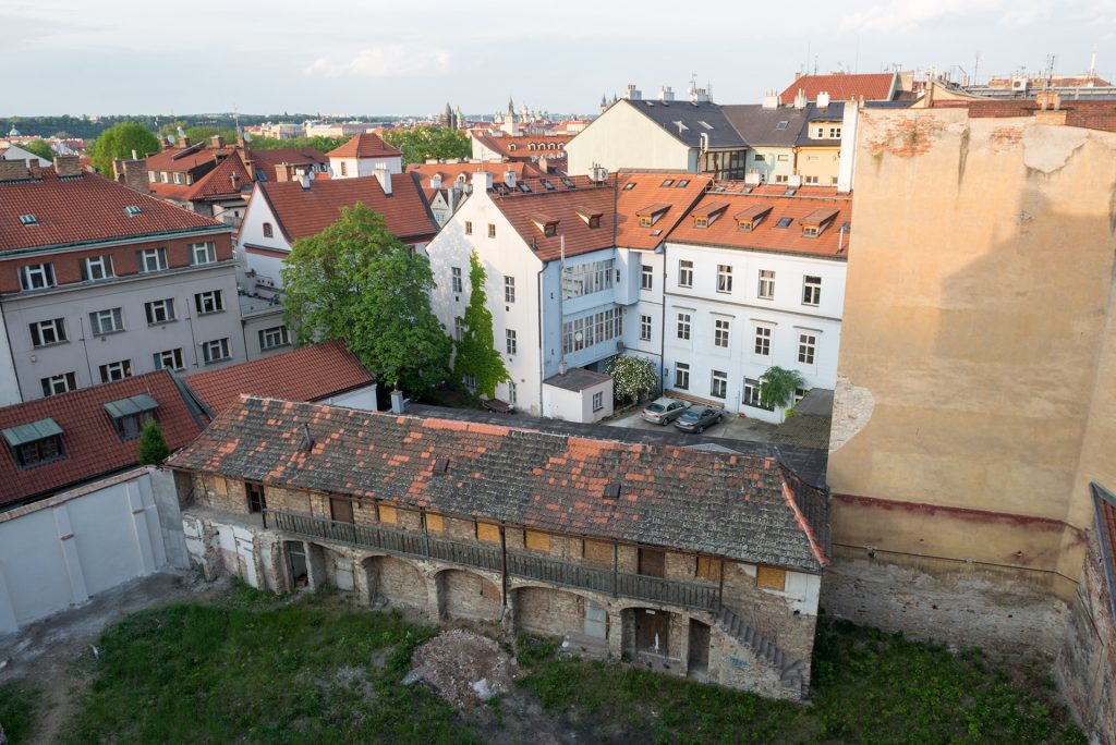 opuštěné domy na Malé Straně