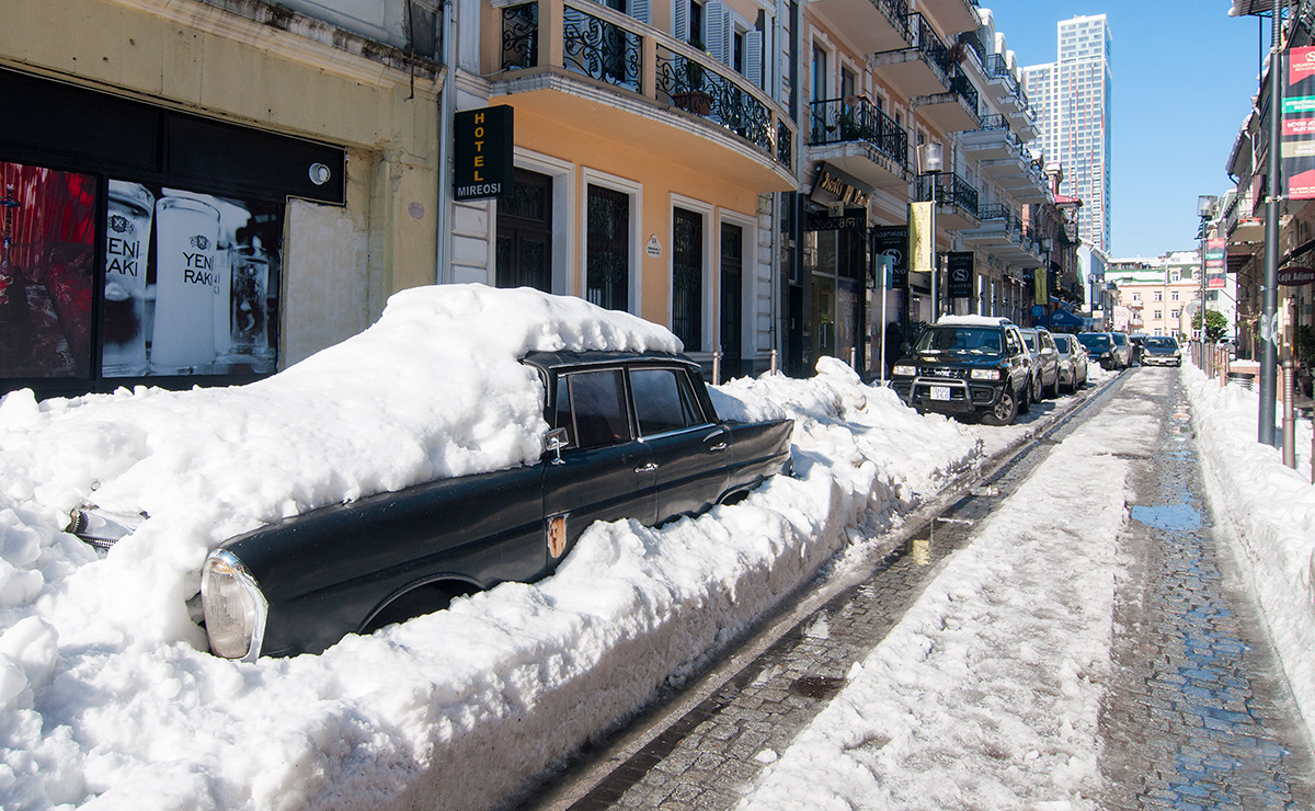 Stařičký mercedes v zimních ulicích Batumi