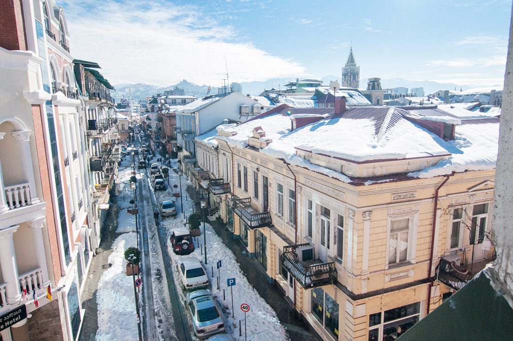 Vyhled na střechy starého města Batumi