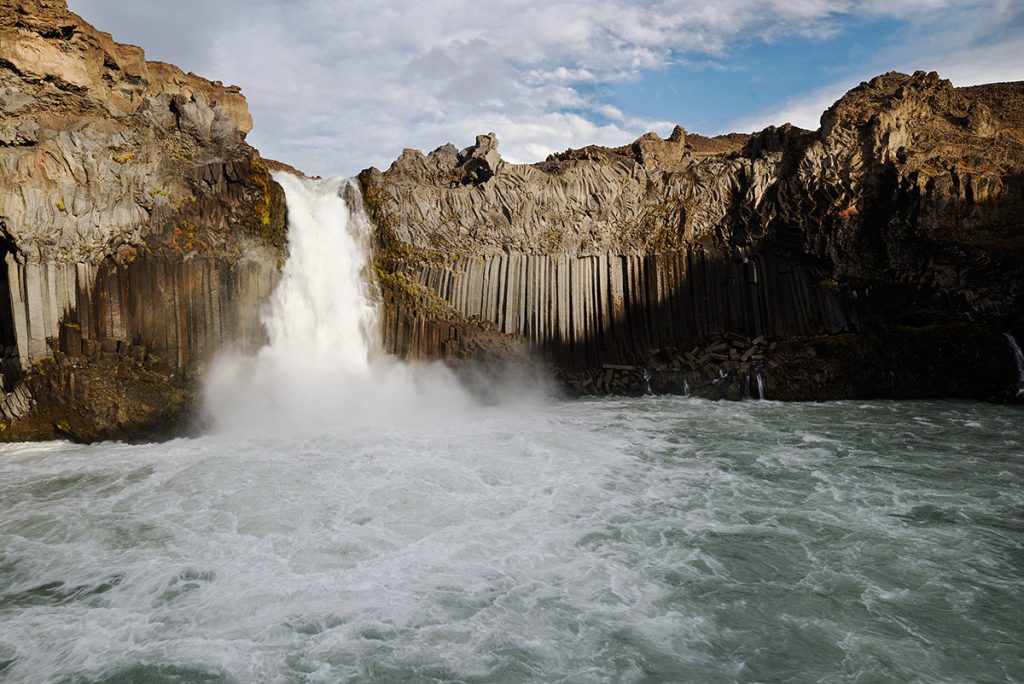 Pohled na Aledeyjarfoss od tůňky vodopádu