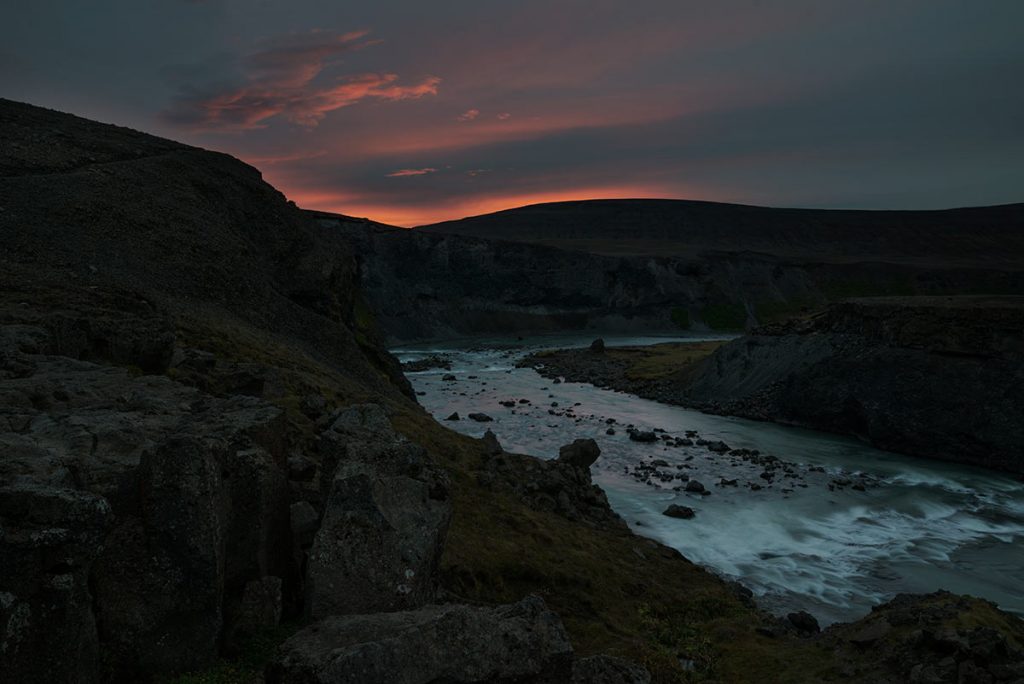 Západ slunce u vodopádu Aldeyjarfoss