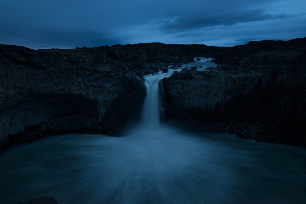 Vodopád Aldeyjarfoss v tzv. modré hodince